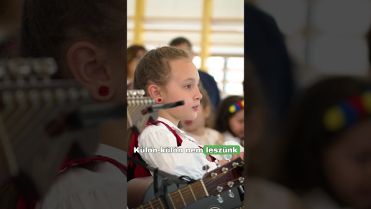 Az új marosvécsi sportcsarnokot már birtokba is vették a gyerekek! 